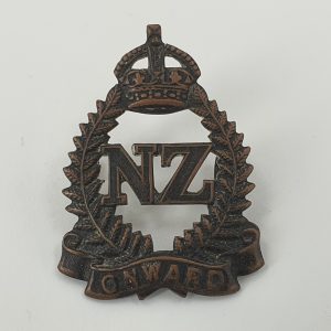 WWII New Zealand Officers Onward Hat Badge Bronze